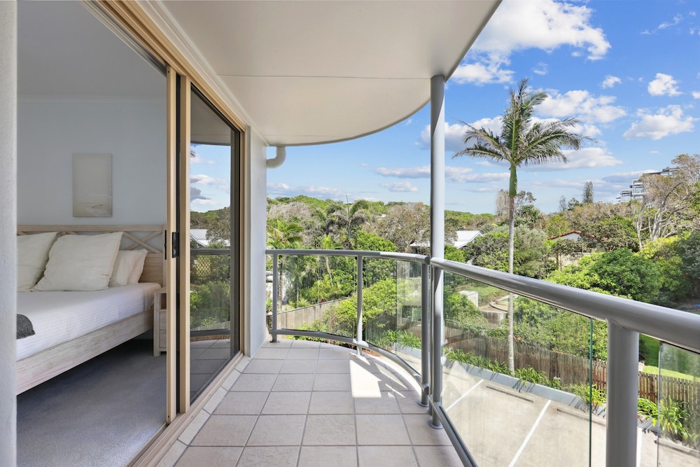 Oceanside Apartment With Views of Yaroomba Beach