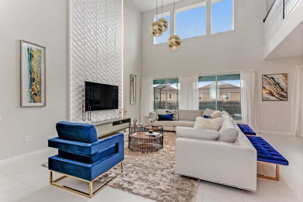Luxury High Ceilings Pool, Spa Beautiful Home! 6 Bedroom Villa