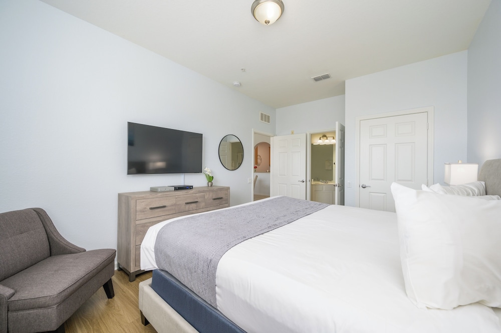 New Listing Beautiful Condo, Vista Cay - 3017