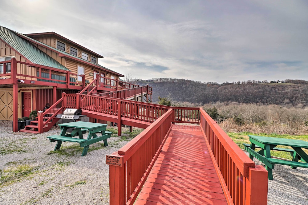 Pet-friendly Studio w/ Loft & Mountain Views!