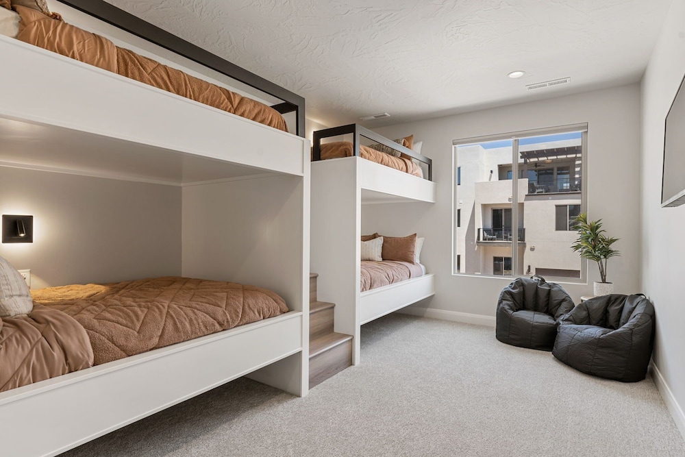 The Crash Pad 5 Bedroom Townhouse