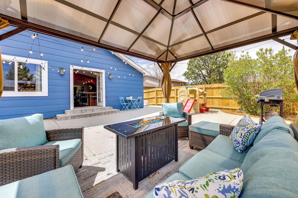 1 Mi to Attractions: Getaway w/ Mtn Views!