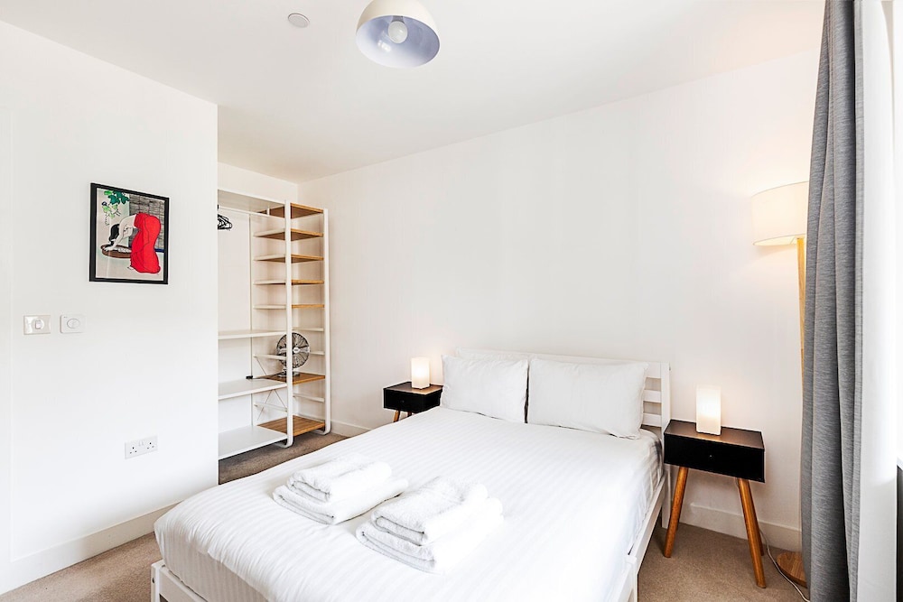 Modern 2-bed Flat With Terraces in Leyton