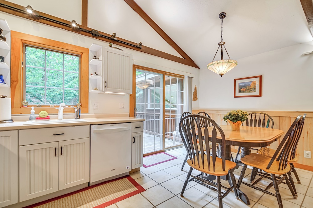 Walk to Water: Outdoor Gem w/ Bunkhouse in Madison
