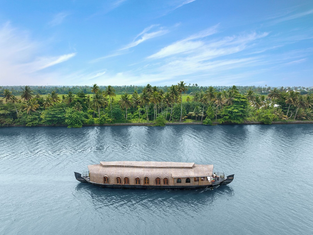 Kumarakom Lake Resort Houseboats