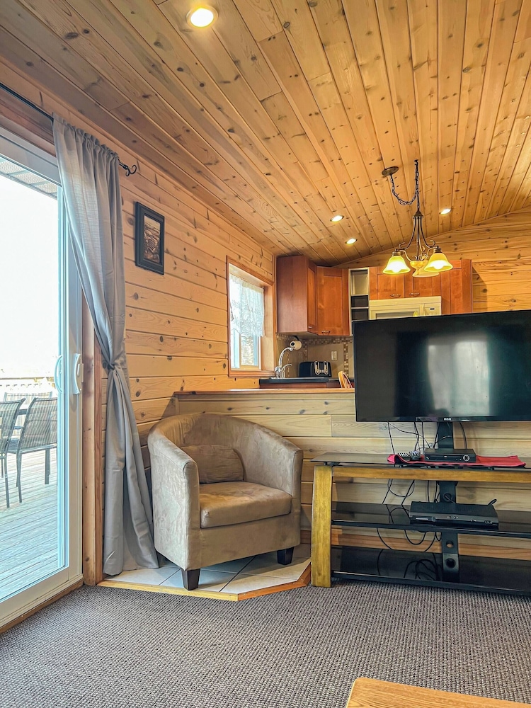 Ahmic Lake Resort's Black Bear Cottage