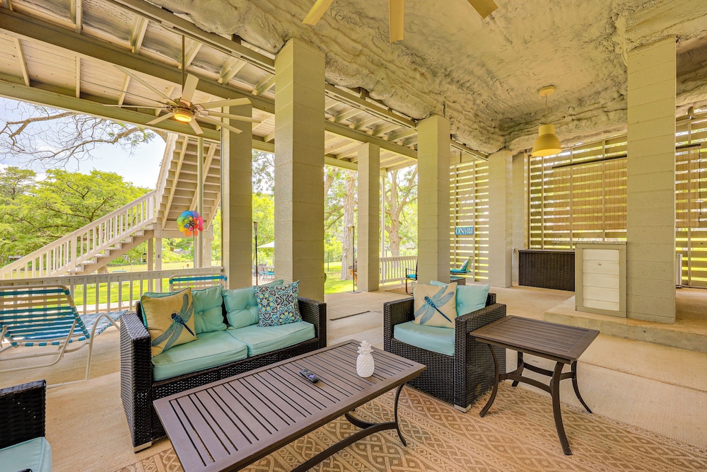 Mod on the Guad Home w/ Lake Mcqueeney Views!