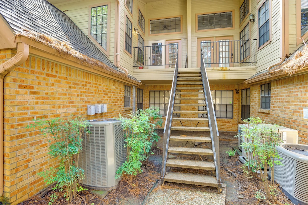 Pet-friendly Condo w/ Pool Access in Houston