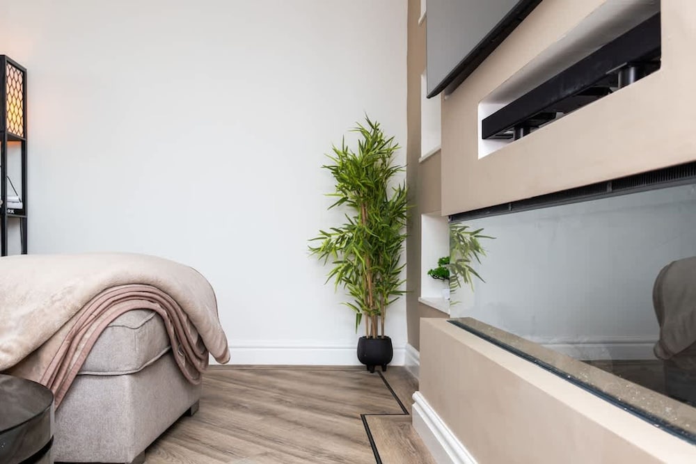 2 Bedroom House-free Parking