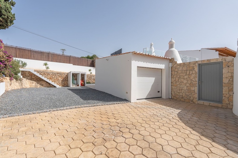 Lavanda Magnificent Five Bedroom Villa in Carvoe