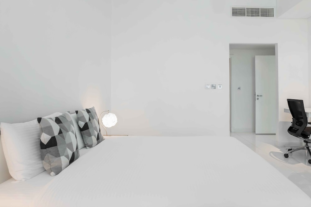 Spacious 2BR Marina Residence 4