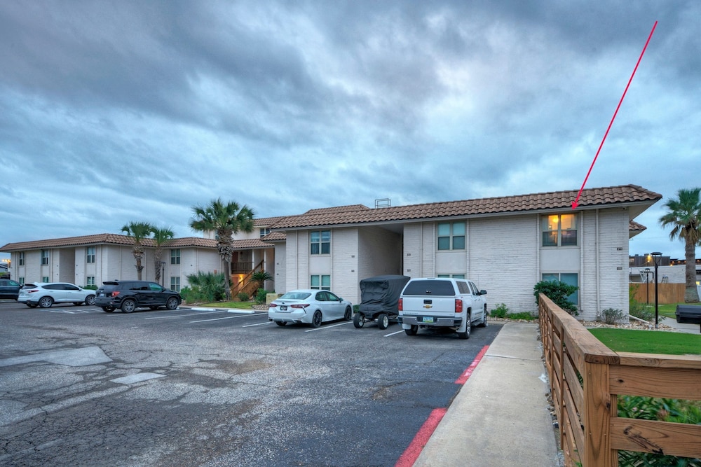 Pour Me a Vacation Mins to Beach Community Pool Tennis Court Private Balcony