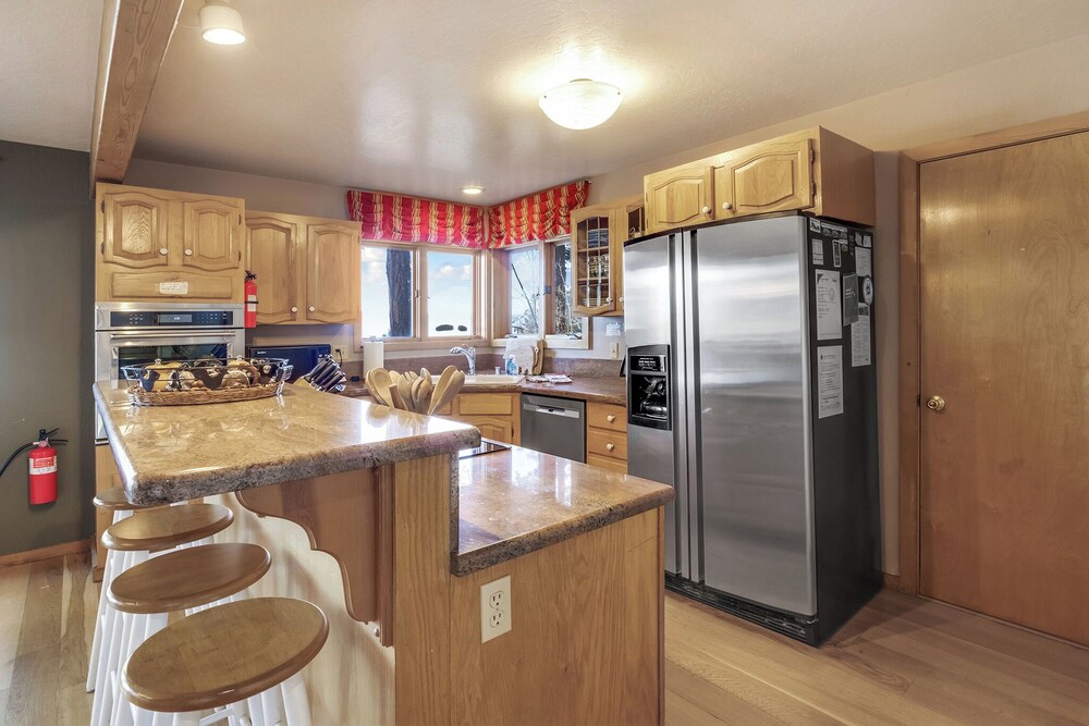 Lakeview Hideaway 3bdr for 8 w/ Private Hot Tub!