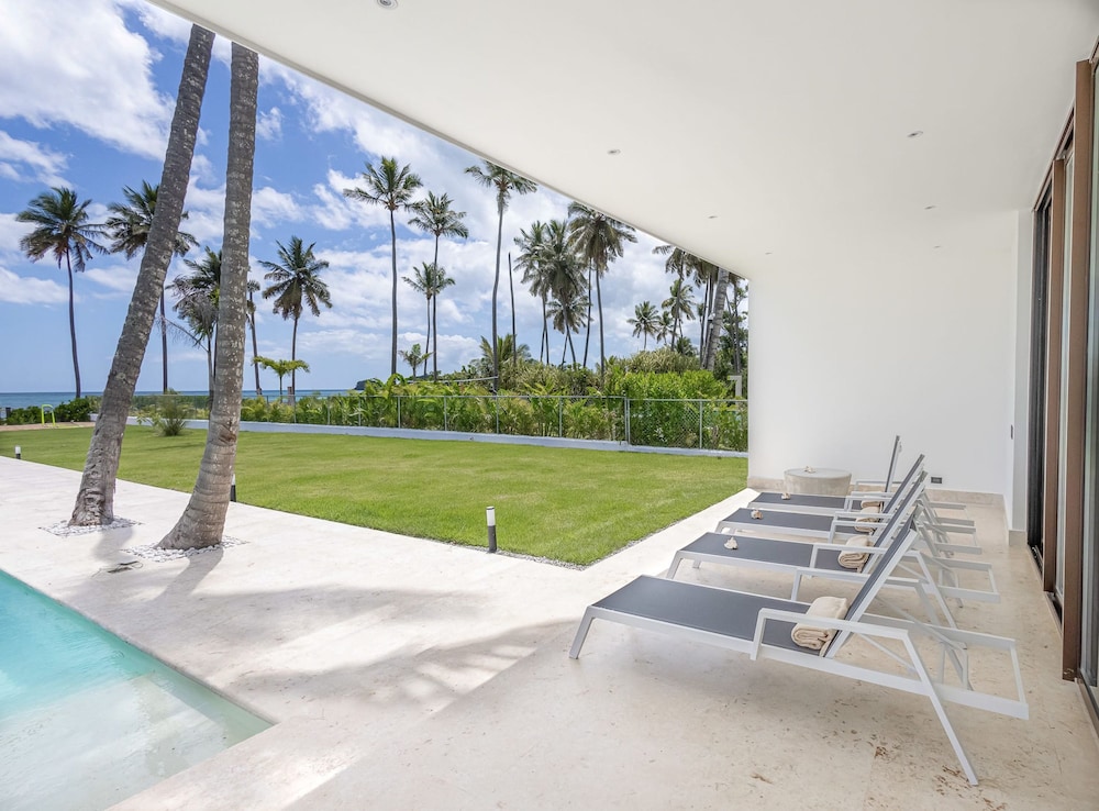 6BR Oceanfront Bliss With Private Chef and Pool