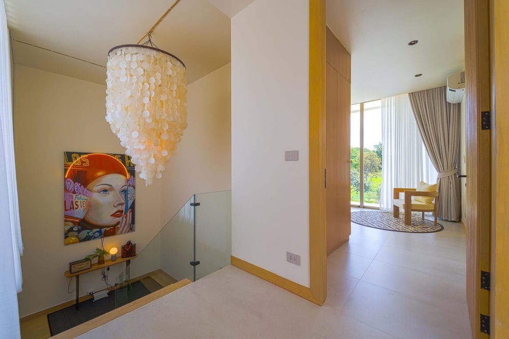 Ultra-Modern 6-Bedroom in GolfCourse PH6