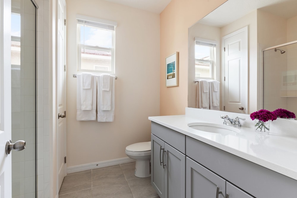 Coconut Breeze Resort Home Near Parks 25 Guests Located in Solara Resort
