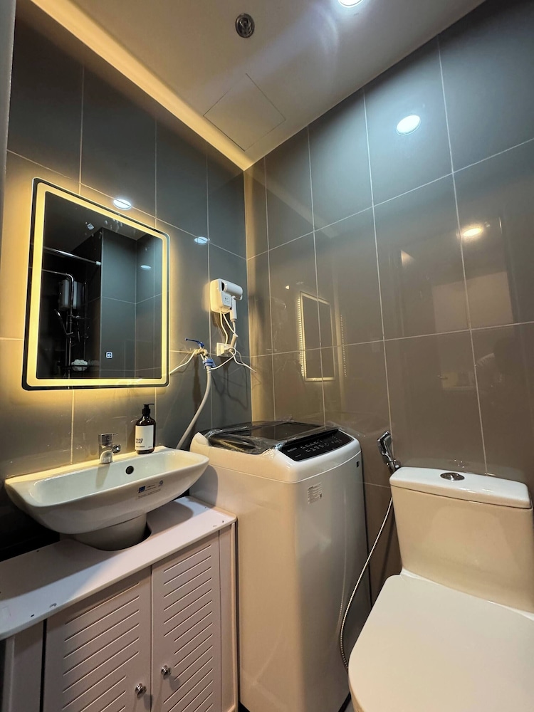 Entire Room in Makati Center With Fast Wifi