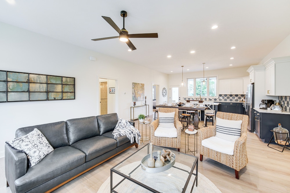 Walk to Lake Erie: Sleek Retreat w/ Screened Patio