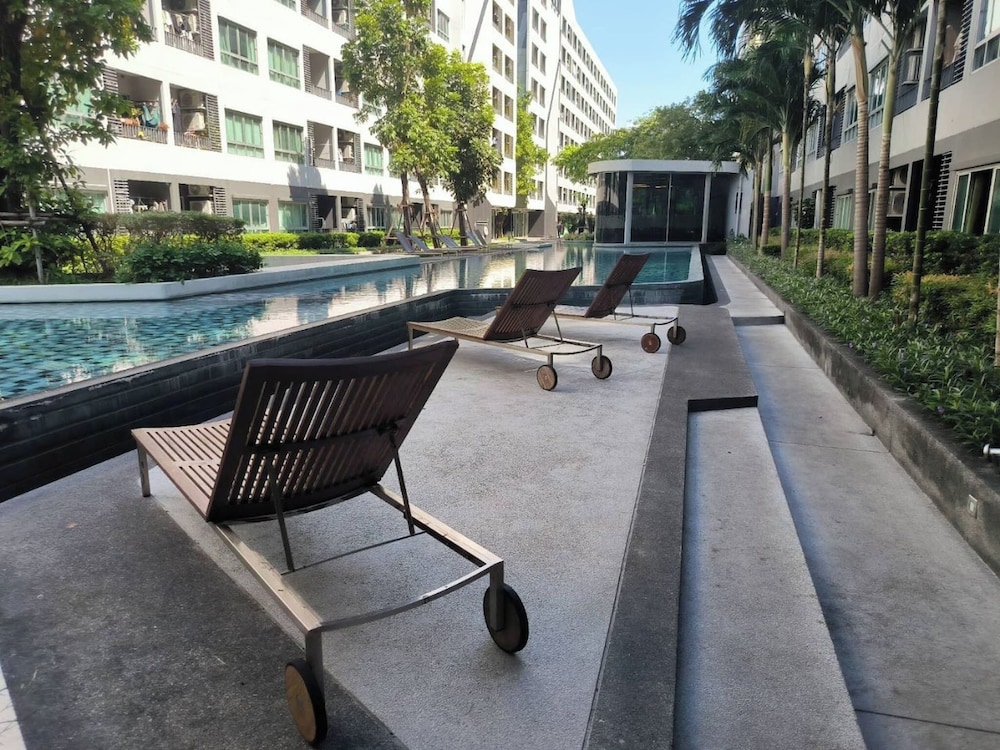 Modern Bangkok Apartment With Pool & Fitness