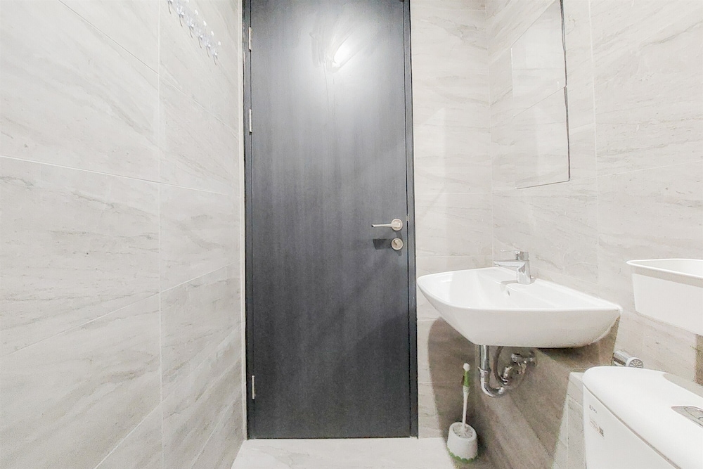 Good And Warm 2Br At Collins Boulevard Apartment
