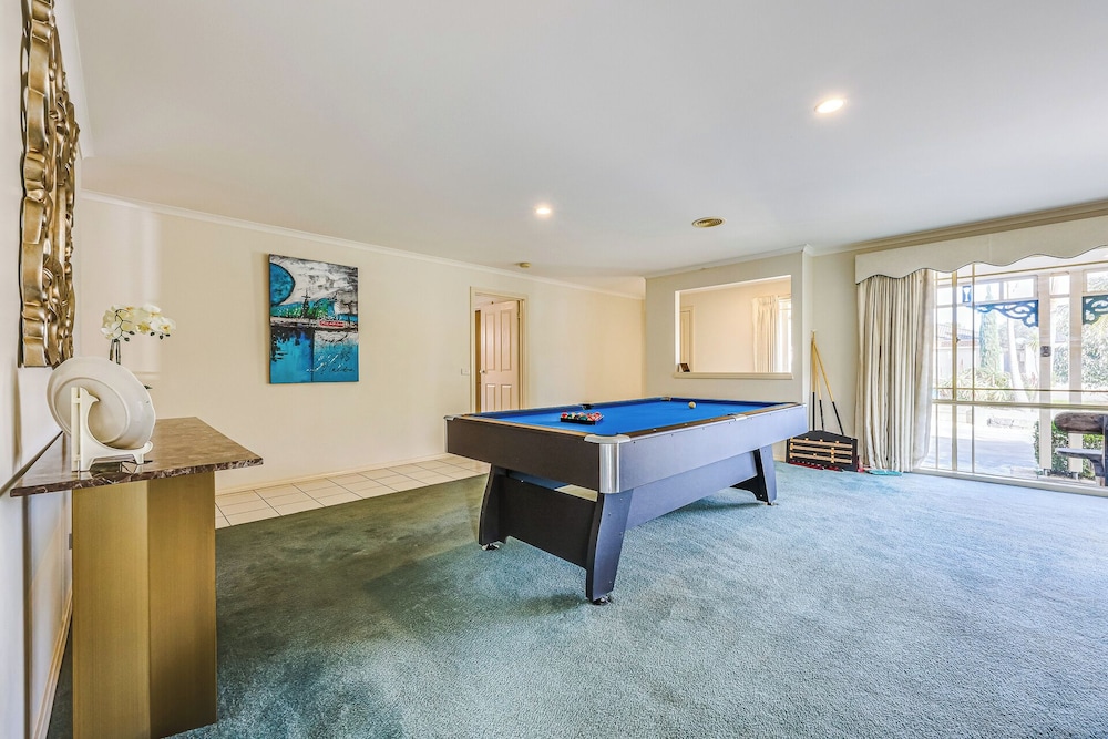 StayAU Family Retreat w/Pool Table in Cranbourne