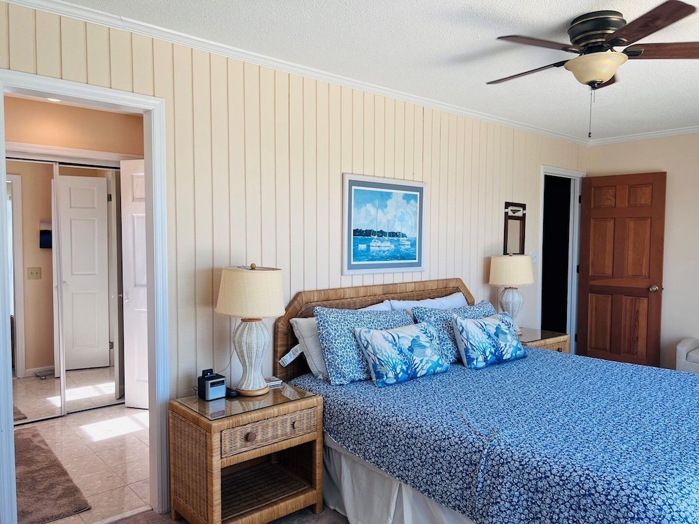 Fore Shore West- 4 Bedroom Home by RedAwning