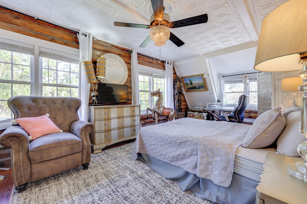 < 4 Mi to Boat Ramp & Mickler Beach: Unique Cabin