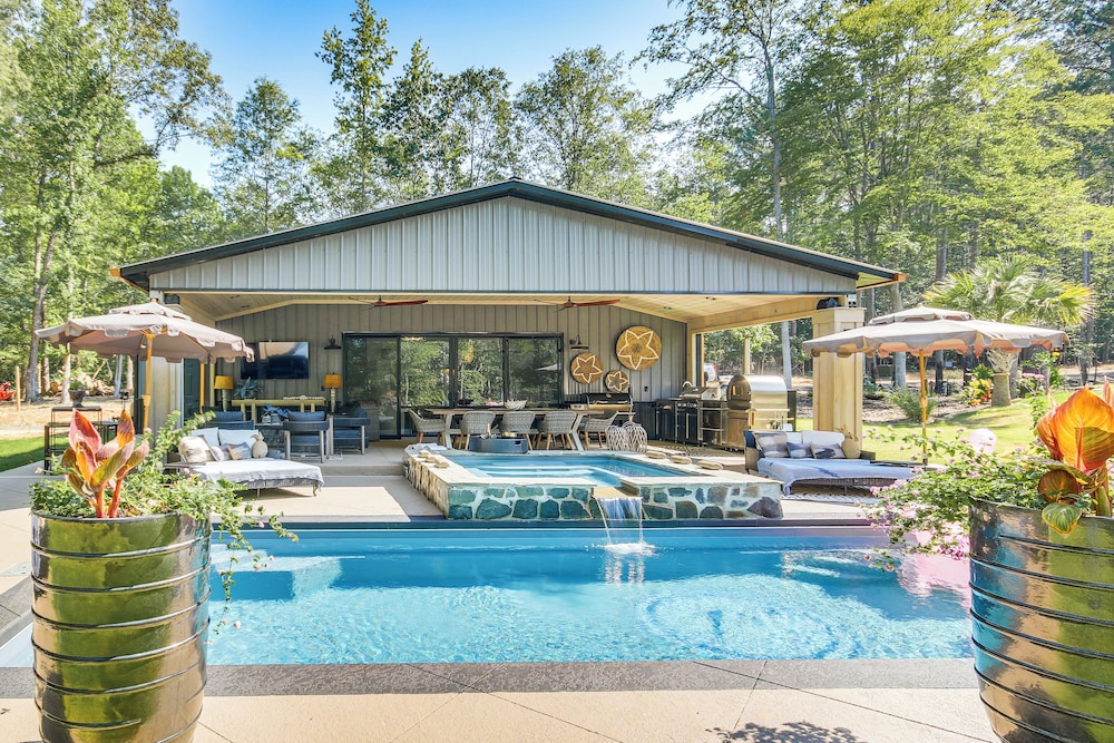 Lake Murray Studio w/ Pool & Hot Tub in Prosperity