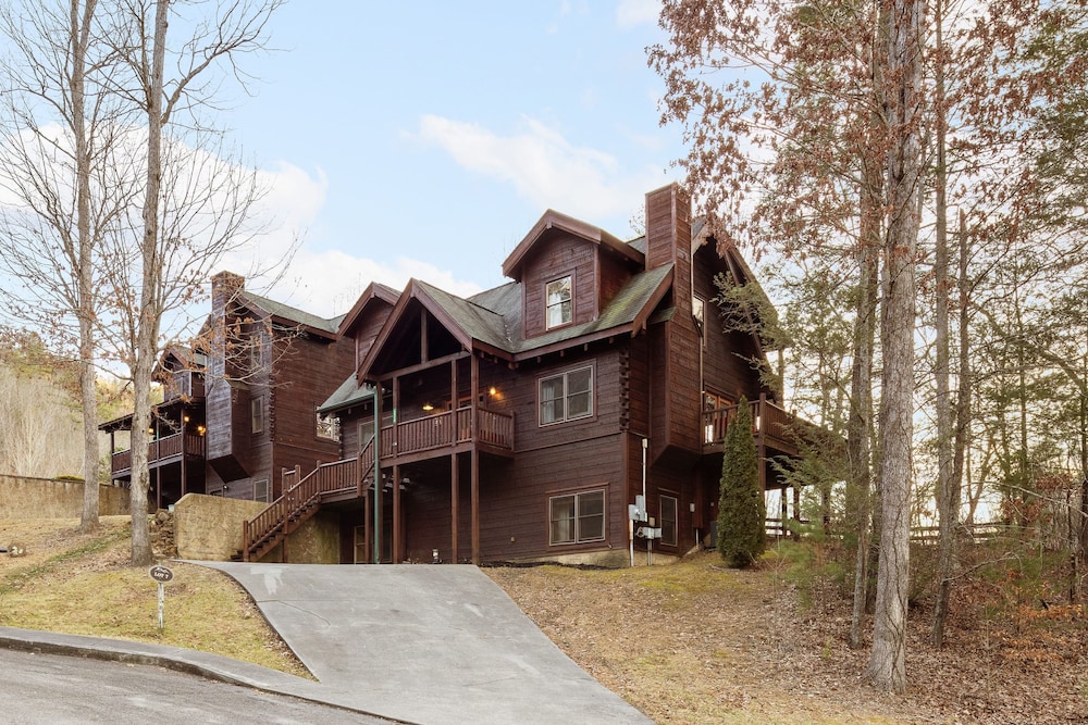 Riverbend Redesigned Cabin Hot Tub Firepit Billiards Mins to Pigeon Forge
