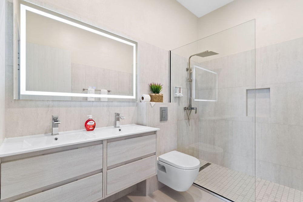 NEW Lux 4BR Villa w Private Pool Walk to Beach