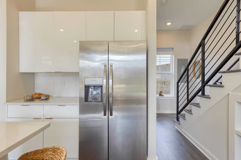 Sleeps 16 2 Modern Townhomes, Minutes to Broadway Lischey & 98 Degrees
