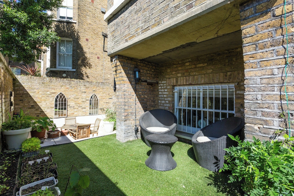 Holland Park Avenue VII by Onefinestay