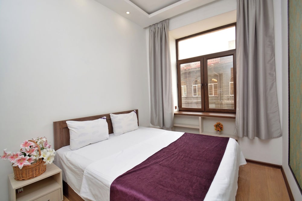 Apartment with balcony on Nalbandyan