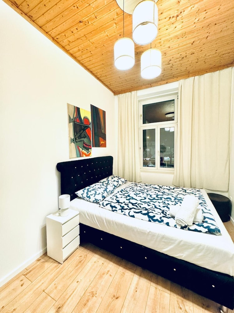 Elegant Five Bedroom Residence Alterlaa