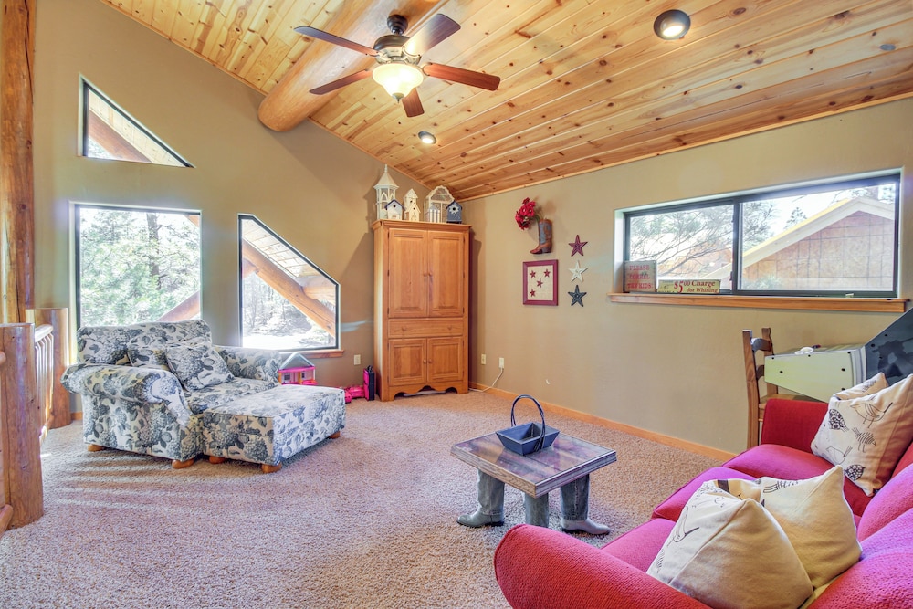 Fire Pit: Cozy Winter Cabin, 45 Mi to Sunrise Park