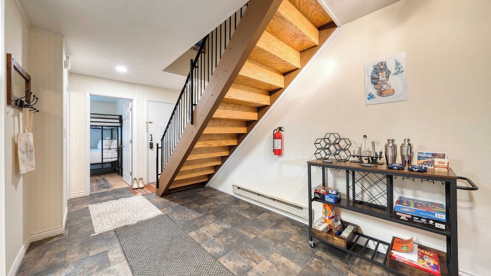 Crystal Pines Cozy Lake Tahoe Escape With Fully Equipped Kitchen and Balcony Views