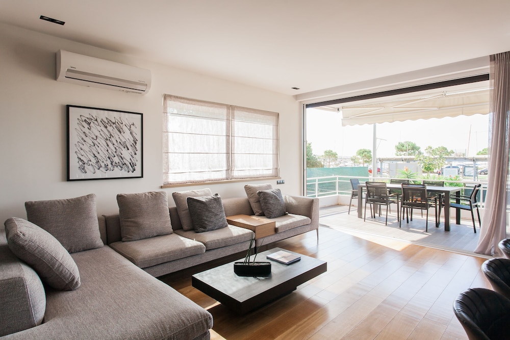 2 Level Beachfront Luxury Apt. by the Olon