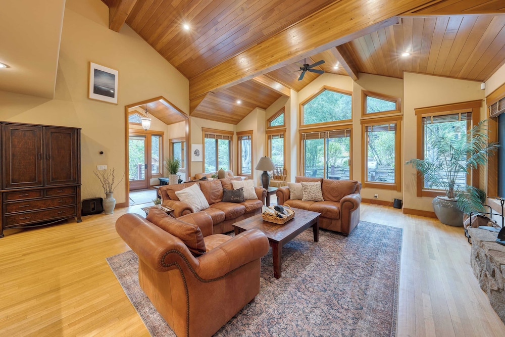 Cedars at Palisades by Avantstay Hot Tub, Resort Access, and Mountain Views