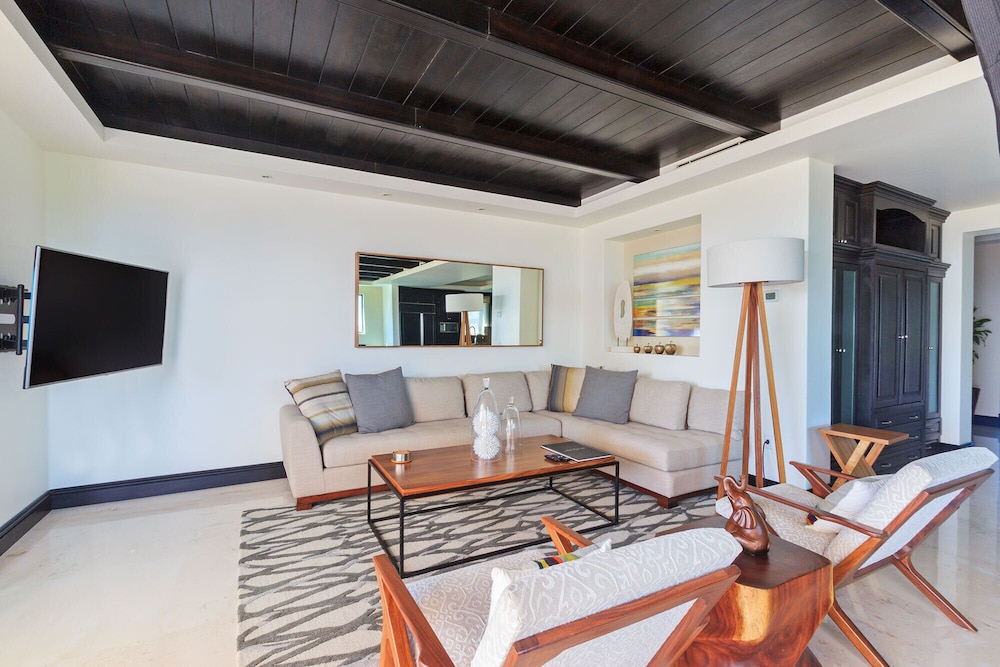 Amazing 4 Bedroom Condo - Property Image 7