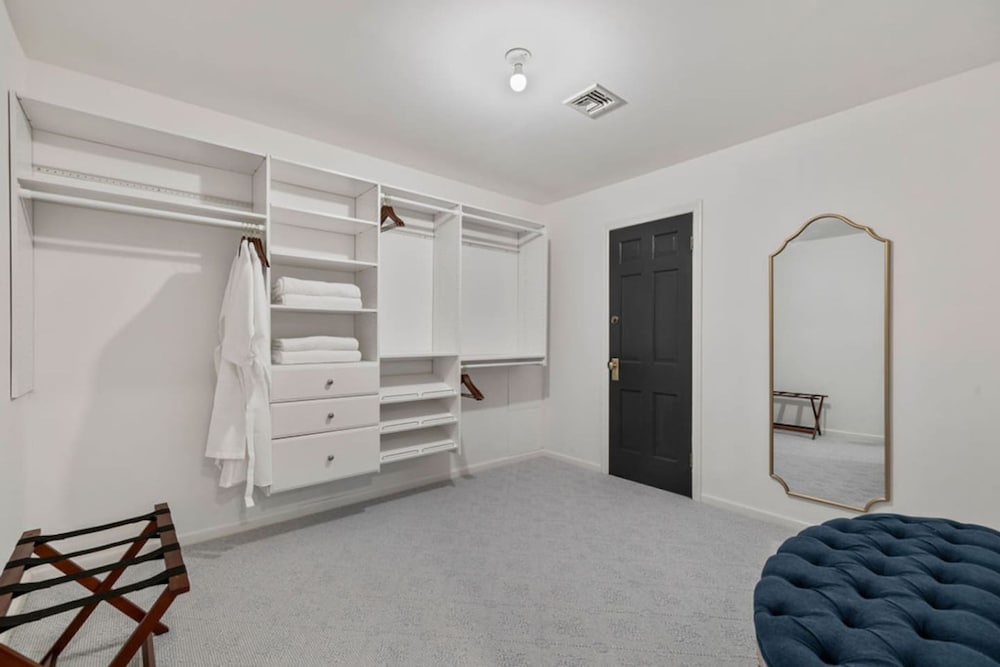 Peaceful Mini Mansion Sleeps 18