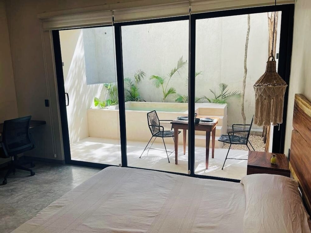 Private Jacuzzi with Pool Studio S11