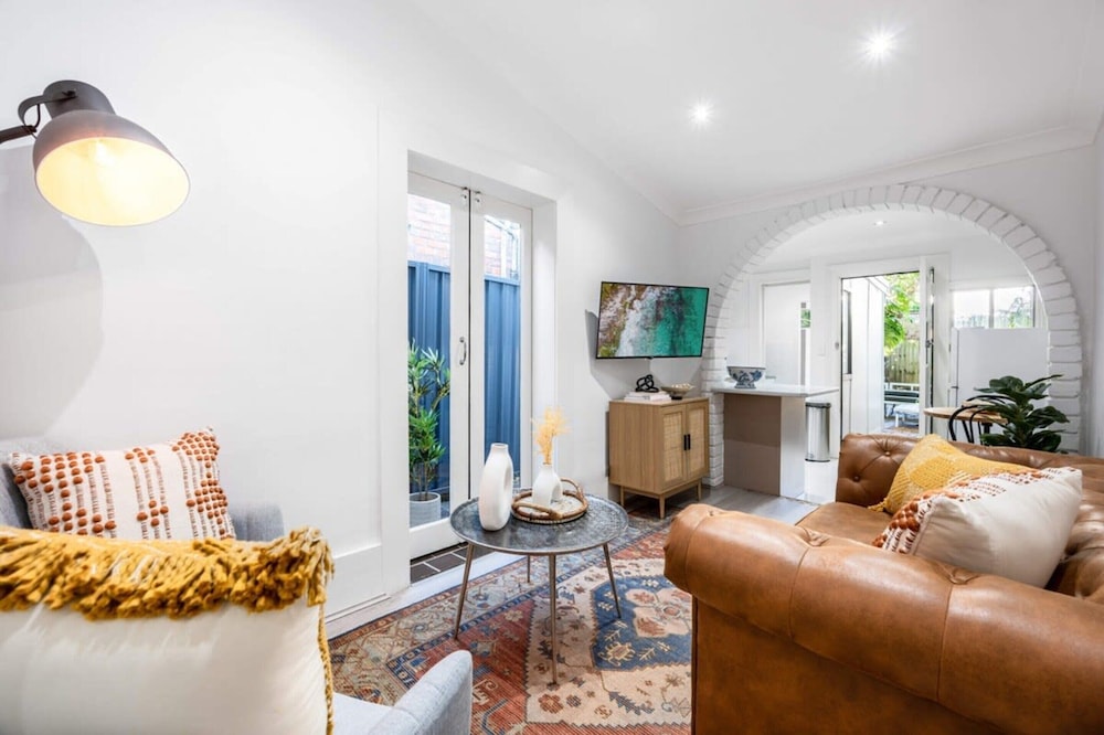 Contemporary 2-bed House in Trendy Enmore