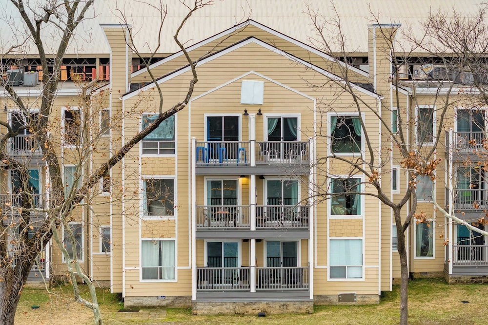 Cumberland River Views, Walk to Broadway, Downtown & Stadium Rockin' Riverfront