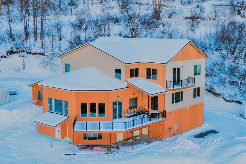 Anchorage Getaway w/ Mtn Views < 5 Mi to Zoo!