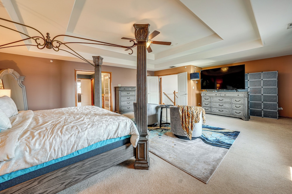 Game Room & Deck: Family Home in Chicago Area!
