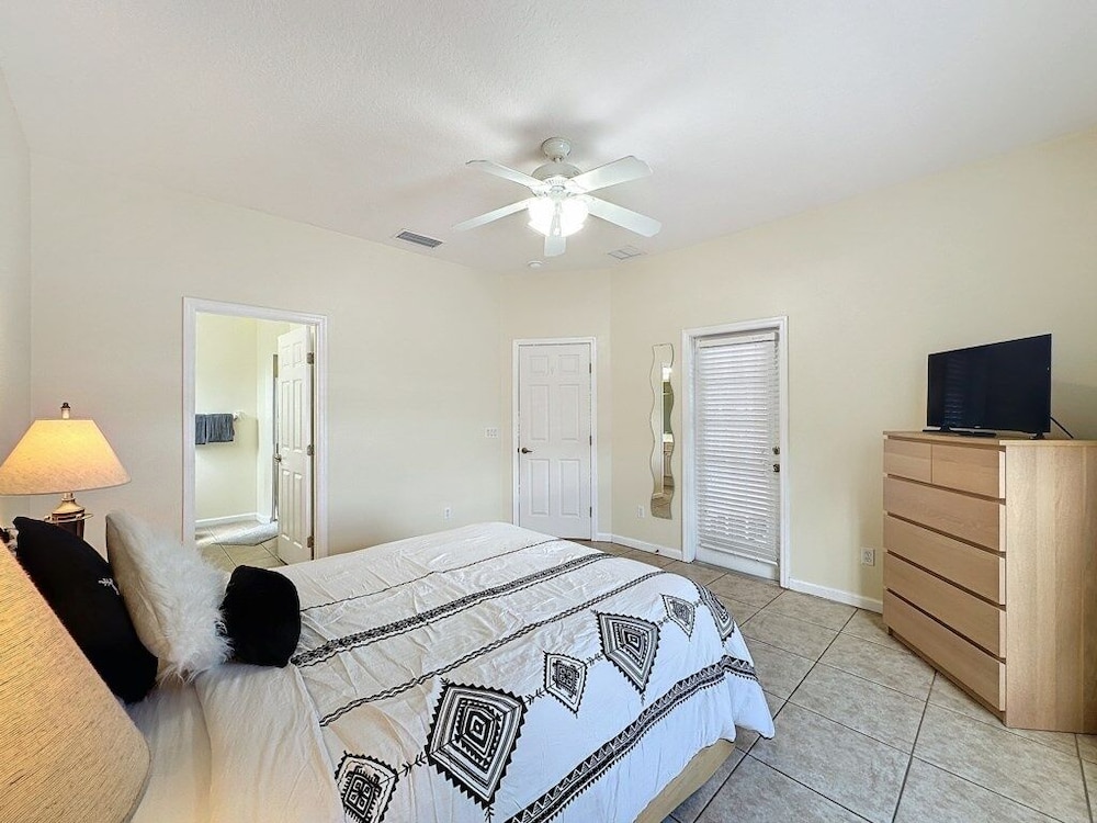 Walk To Silver Spurs Rodeo And Heritage Park 4 Bedroom Home