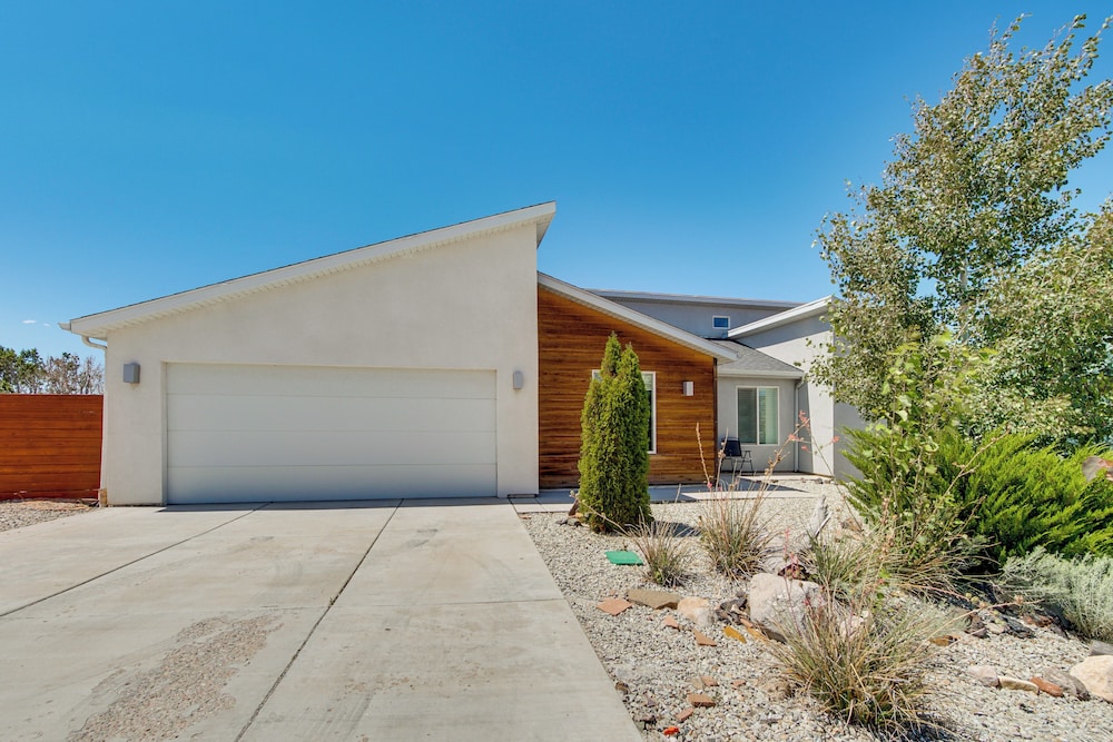 Panoramic Views: Spacious Home in Cedar City!