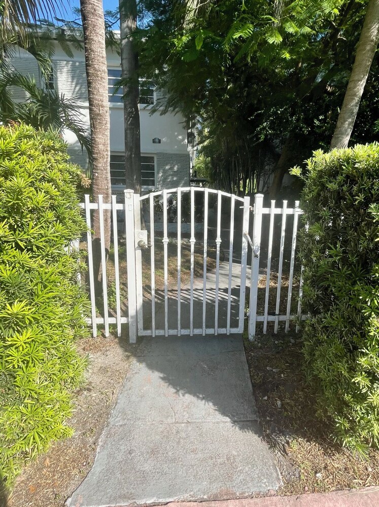 Miami South Beach Exquisite Crib