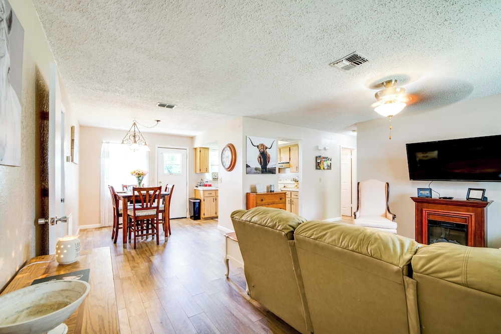 Explore Weeki Wachee Springs: Pet-friendly Home