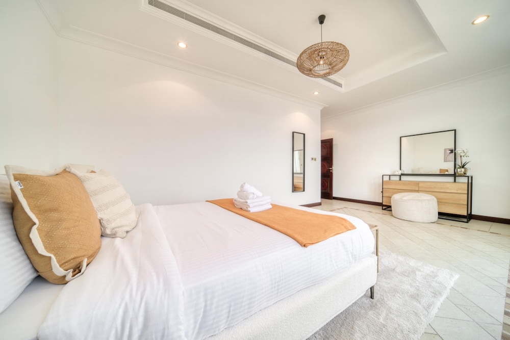 Exclusive 6BR Palm Villa w Private Pool and Beach